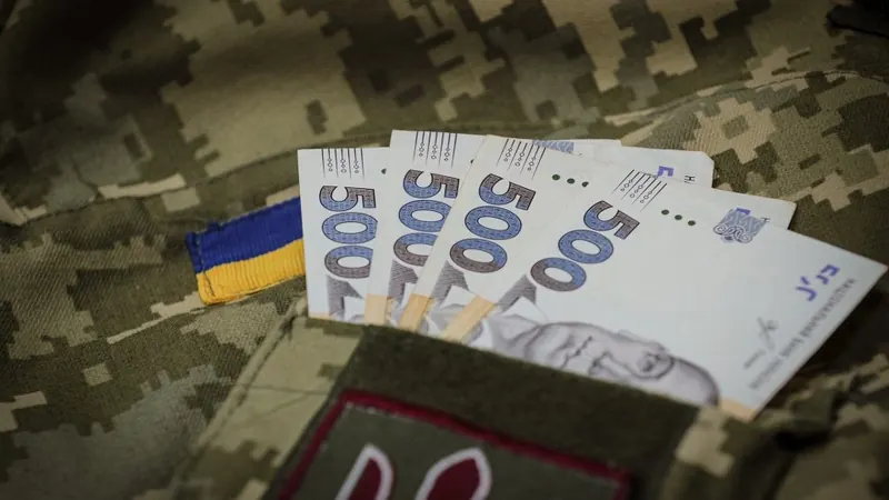 Гривні в кишені військової форми